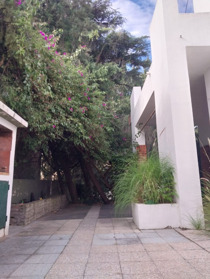 2 Casas en un amplio terreno cochera semicubierta se acepta permuta por propiedades en un 70% 