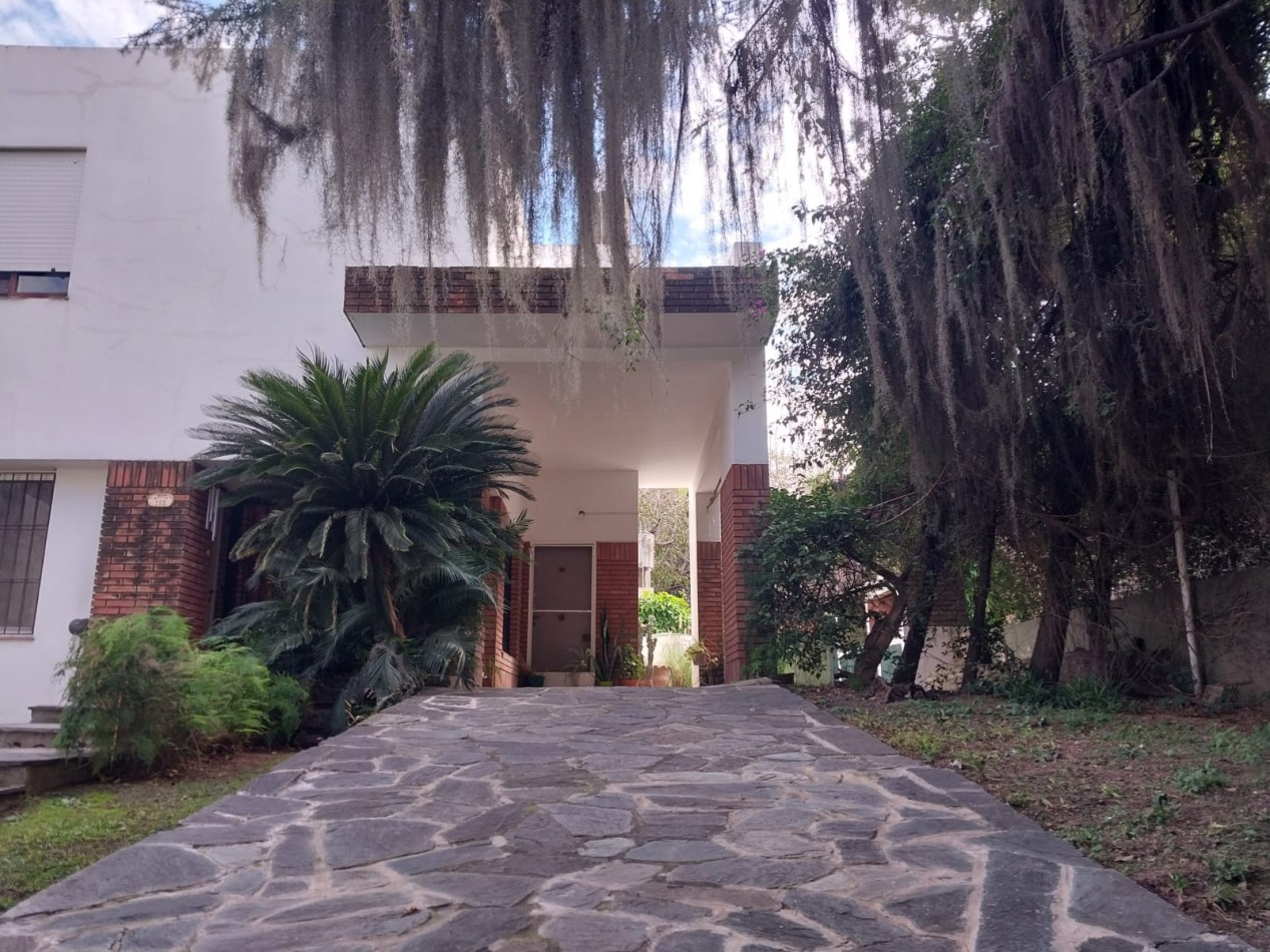 2 Casas en un amplio terreno cochera semicubierta se acepta permuta por propiedades en un 70% 