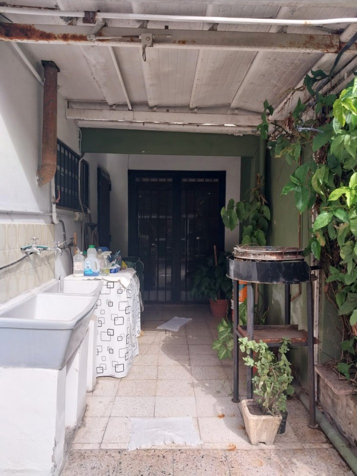 2 Casas en un amplio terreno cochera semicubierta se acepta permuta por propiedades en un 70% 