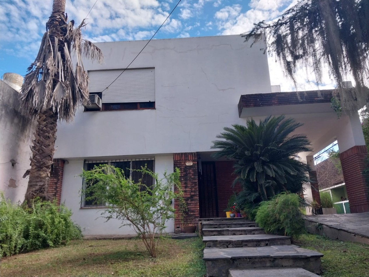 2 Casas en un amplio terreno cochera semicubierta se acepta permuta por propiedades en un 70% 