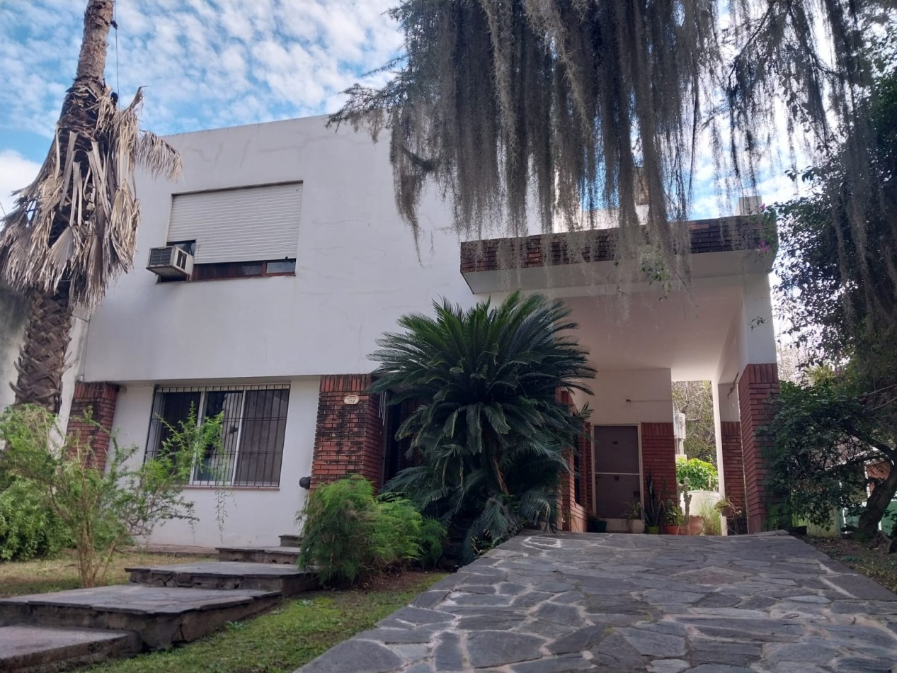 2 Casas en un amplio terreno cochera semicubierta se acepta permuta por propiedades en un 70% 