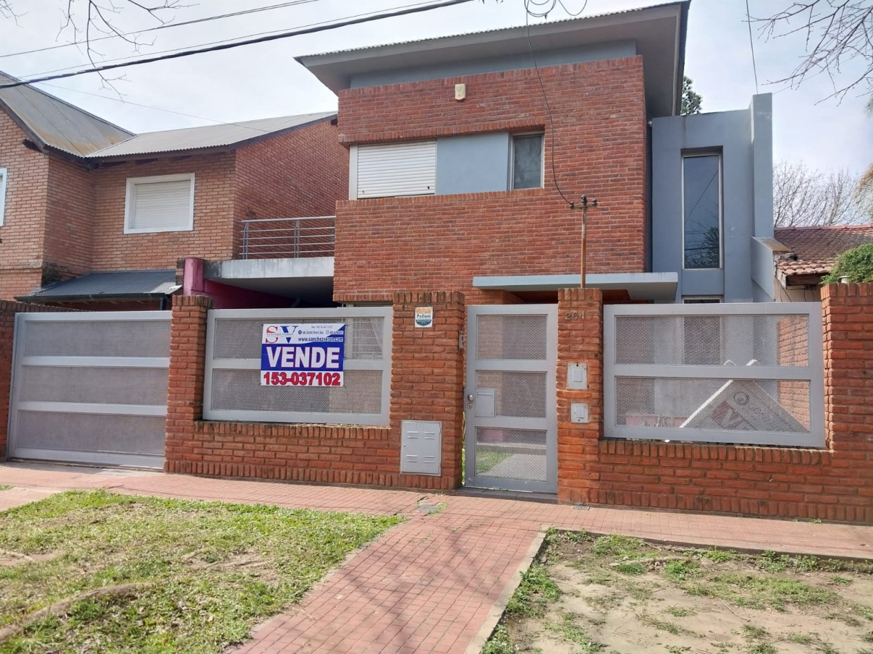 Casa en  2 plantas al frente con parque 3 dormitorios con cochera se escuchan ofertas