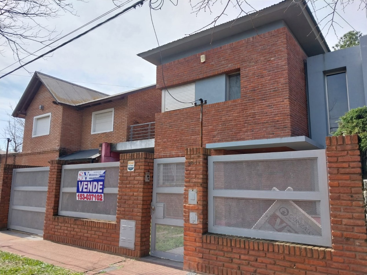 Casa en  2 plantas al frente con parque 3 dormitorios con cochera se escuchan ofertas