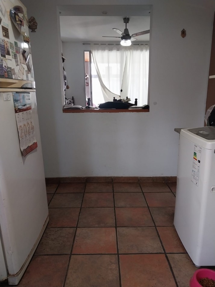 Casa en  2 plantas al frente con parque 3 dormitorios con cochera se escuchan ofertas