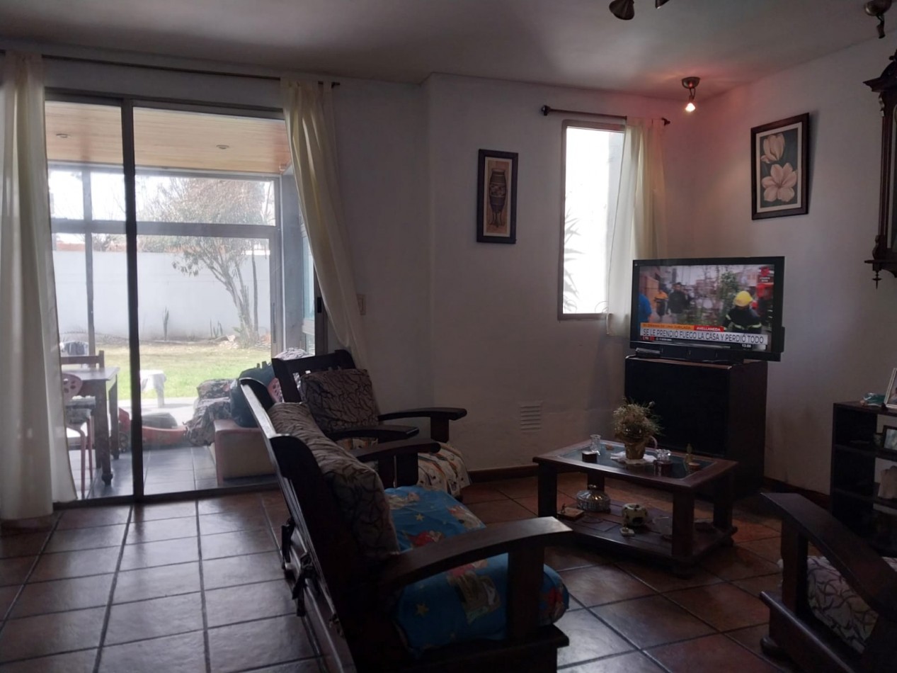 Casa en  2 plantas al frente con parque 3 dormitorios con cochera se escuchan ofertas