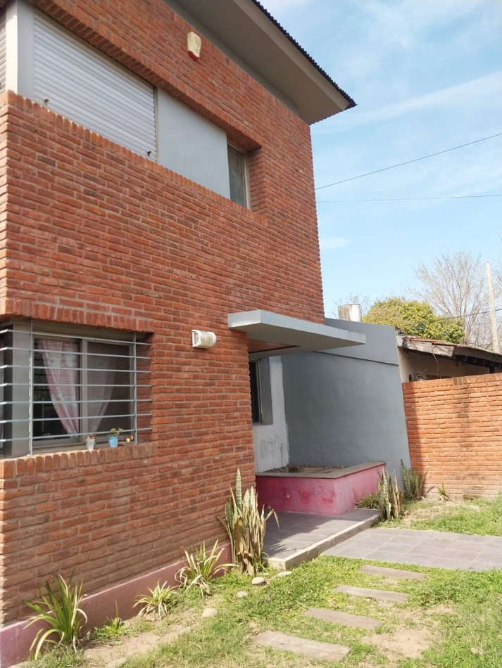 Casa en  2 plantas al frente con parque 3 dormitorios con cochera se escuchan ofertas