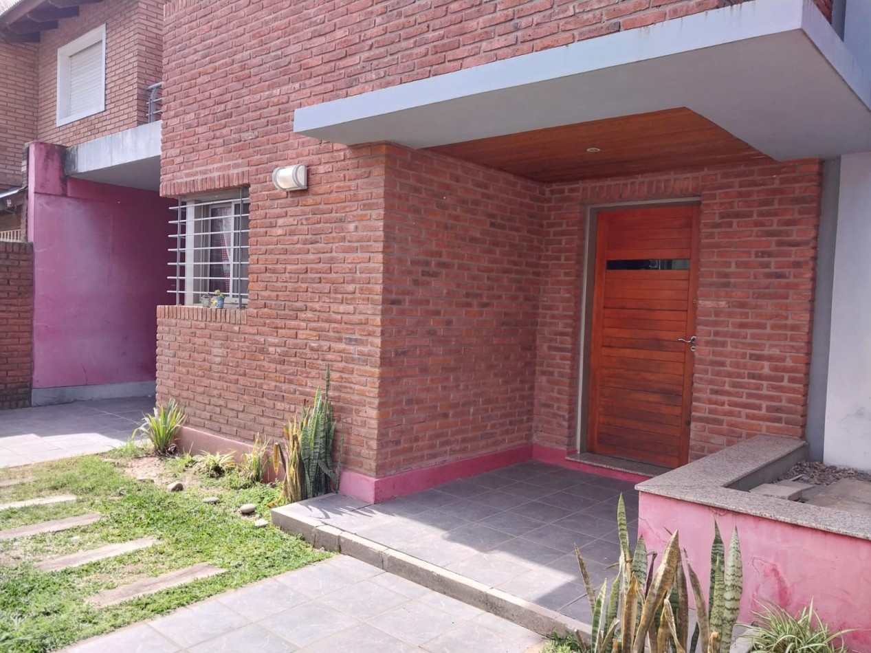 Casa en  2 plantas al frente con parque 3 dormitorios con cochera se escuchan ofertas