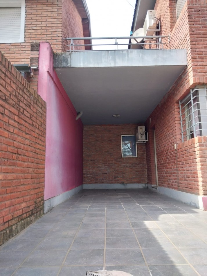 Casa en  2 plantas al frente con parque 3 dormitorios con cochera se escuchan ofertas