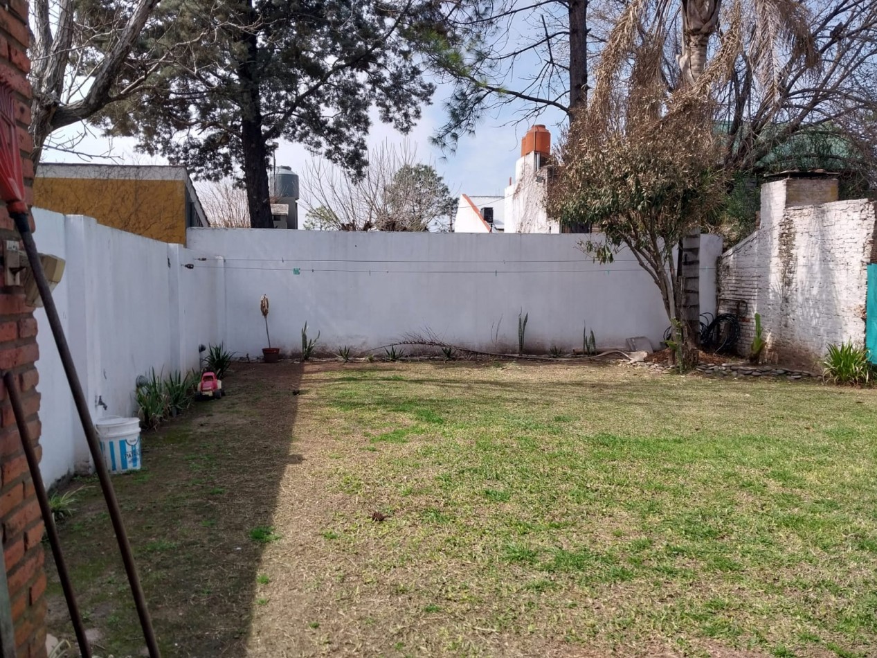 Casa en  2 plantas al frente con parque 3 dormitorios con cochera se escuchan ofertas
