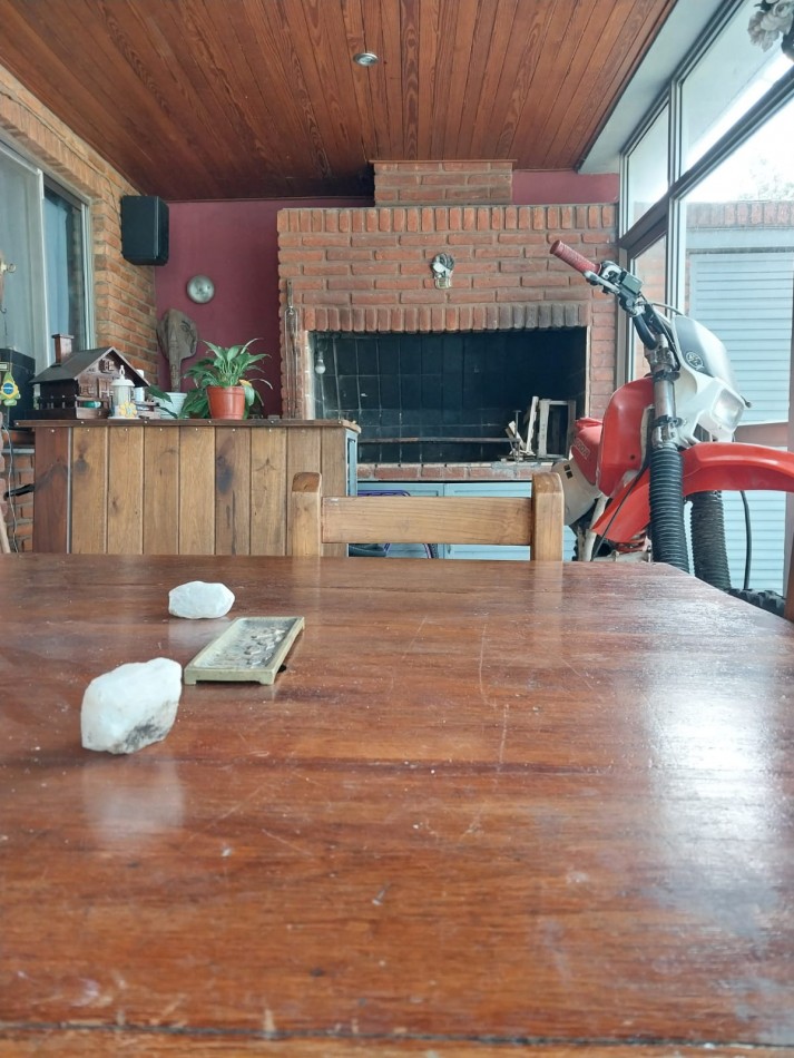 Casa en  2 plantas al frente con parque 3 dormitorios con cochera se escuchan ofertas