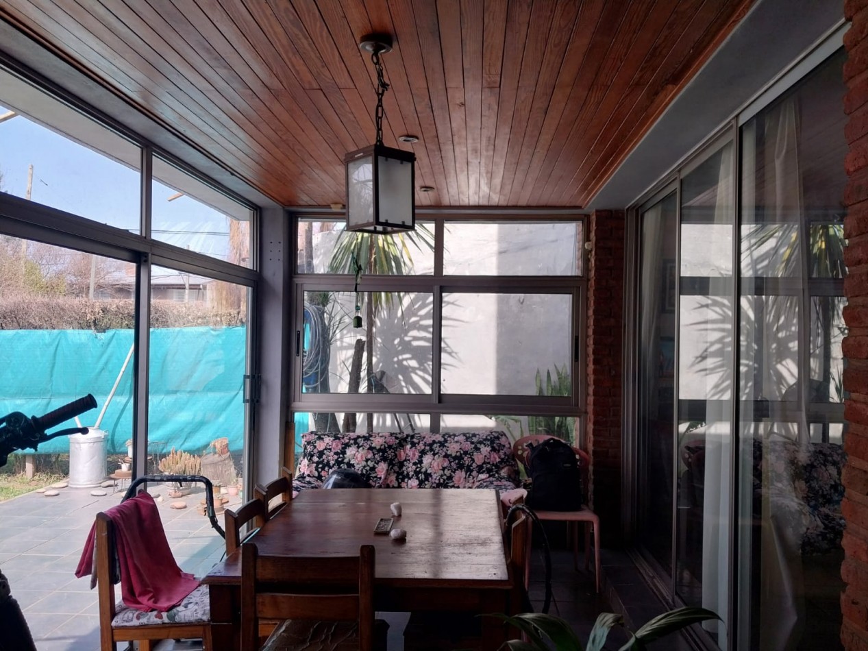 Casa en  2 plantas al frente con parque 3 dormitorios con cochera se escuchan ofertas