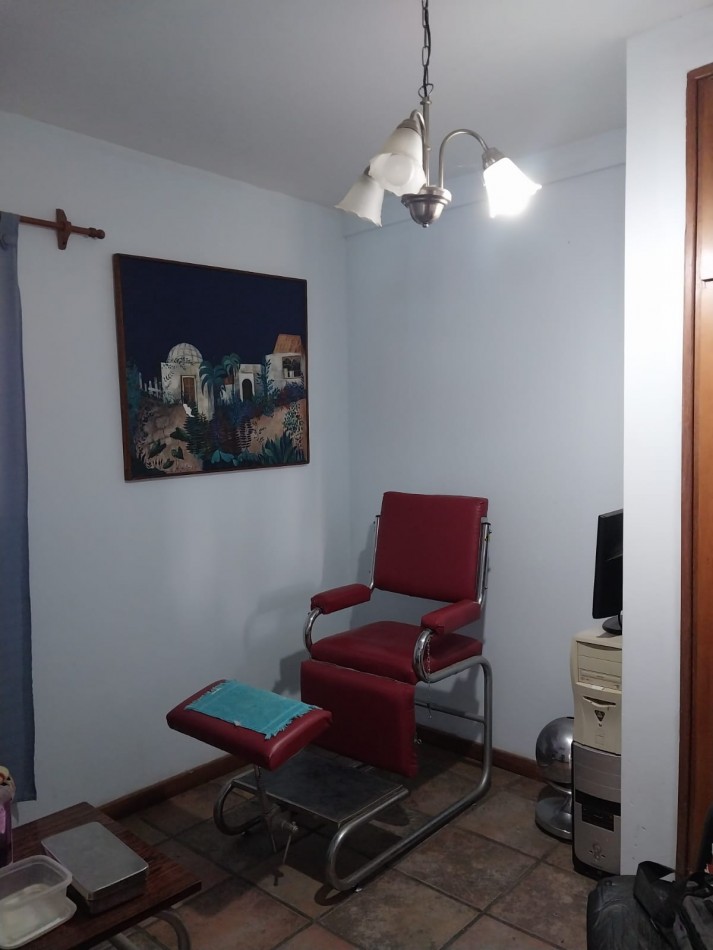 Casa en  2 plantas al frente con parque 3 dormitorios con cochera se escuchan ofertas