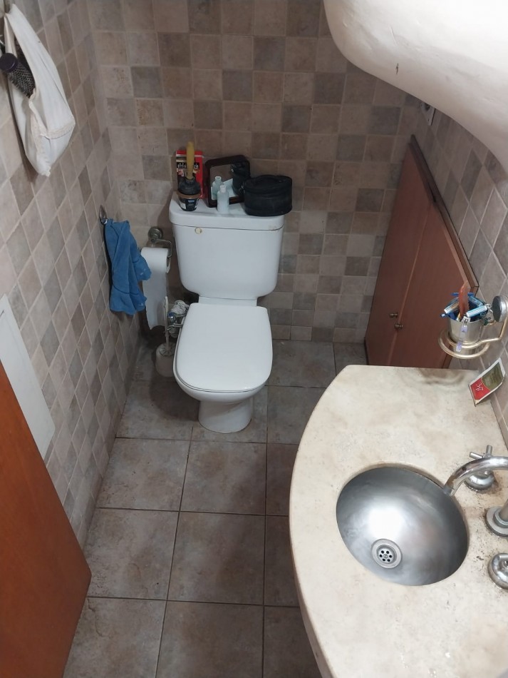 Casa en  2 plantas al frente con parque 3 dormitorios con cochera se escuchan ofertas
