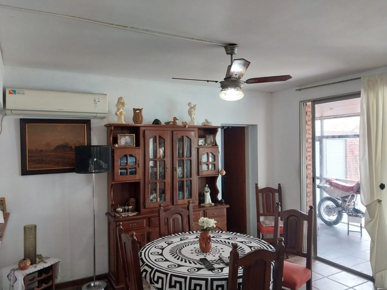 Casa en  2 plantas al frente con parque 3 dormitorios con cochera se escuchan ofertas