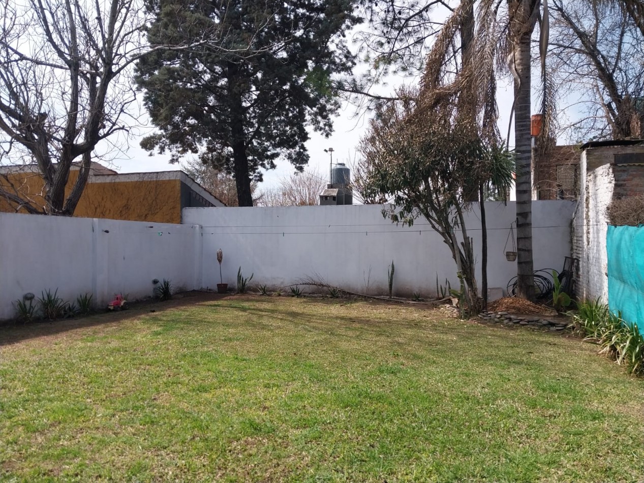 Casa en  2 plantas al frente con parque 3 dormitorios con cochera se escuchan ofertas