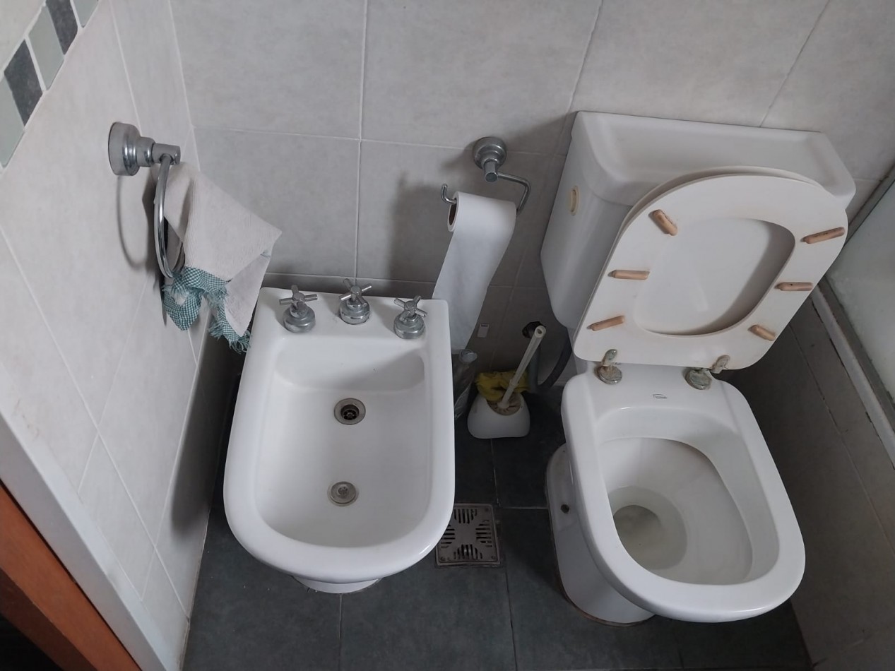 Casa en  2 plantas al frente con parque 3 dormitorios con cochera se escuchan ofertas