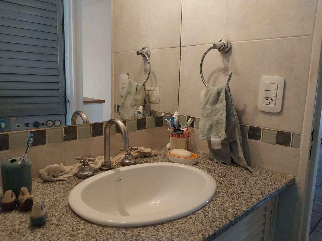 Casa en  2 plantas al frente con parque 3 dormitorios con cochera se escuchan ofertas