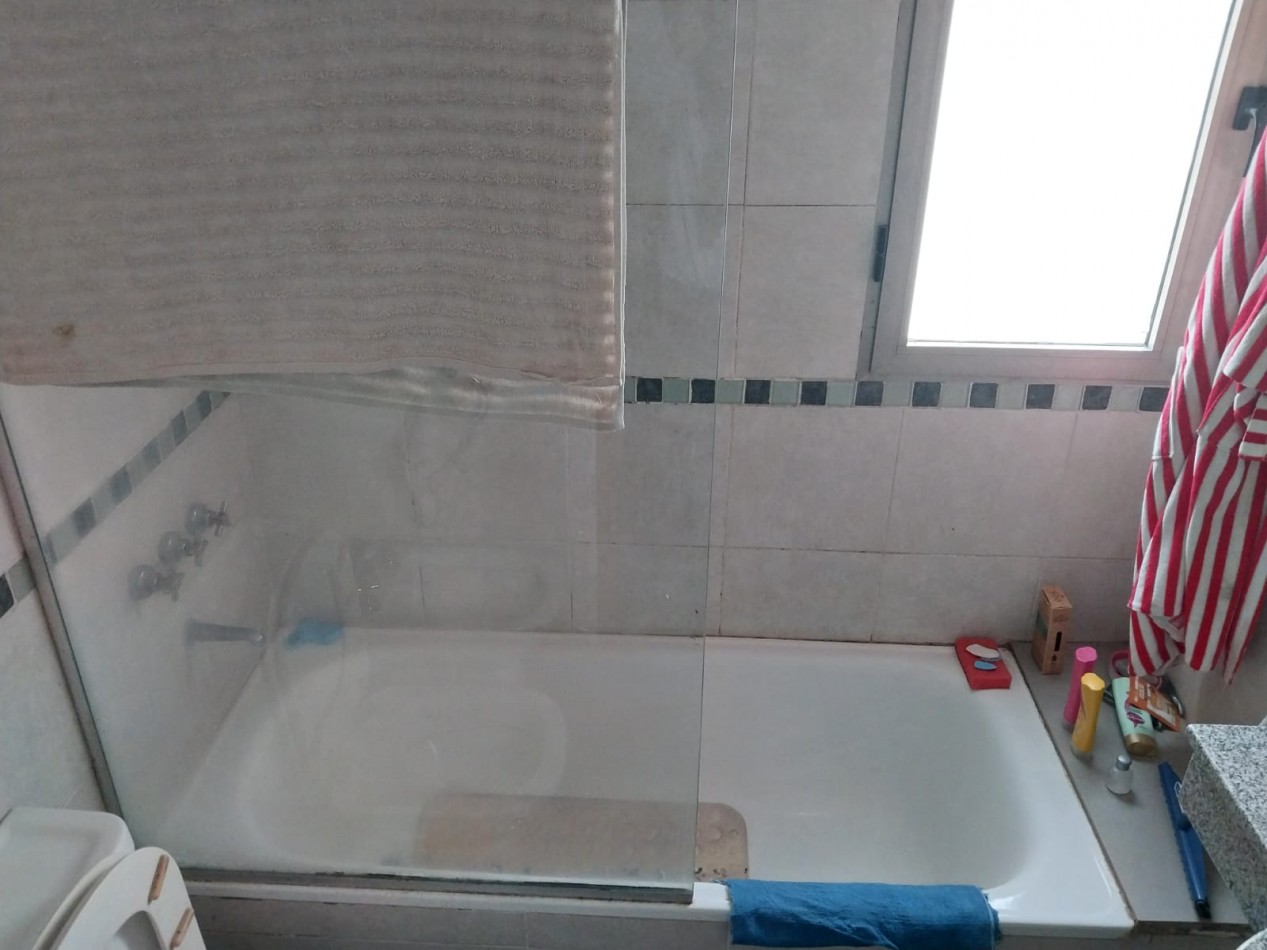 Casa en  2 plantas al frente con parque 3 dormitorios con cochera se escuchan ofertas
