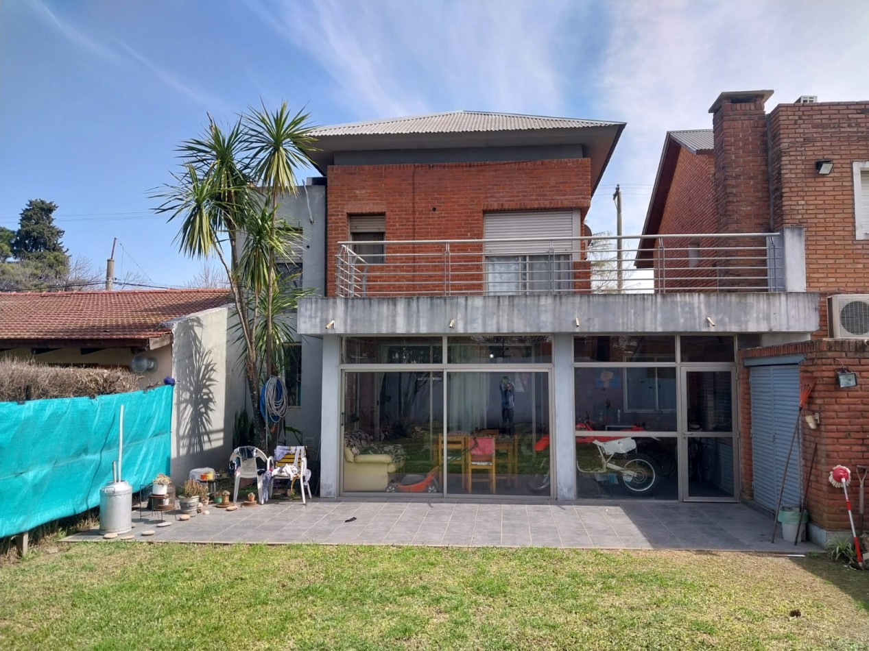 Casa en  2 plantas al frente con parque 3 dormitorios con cochera se escuchan ofertas