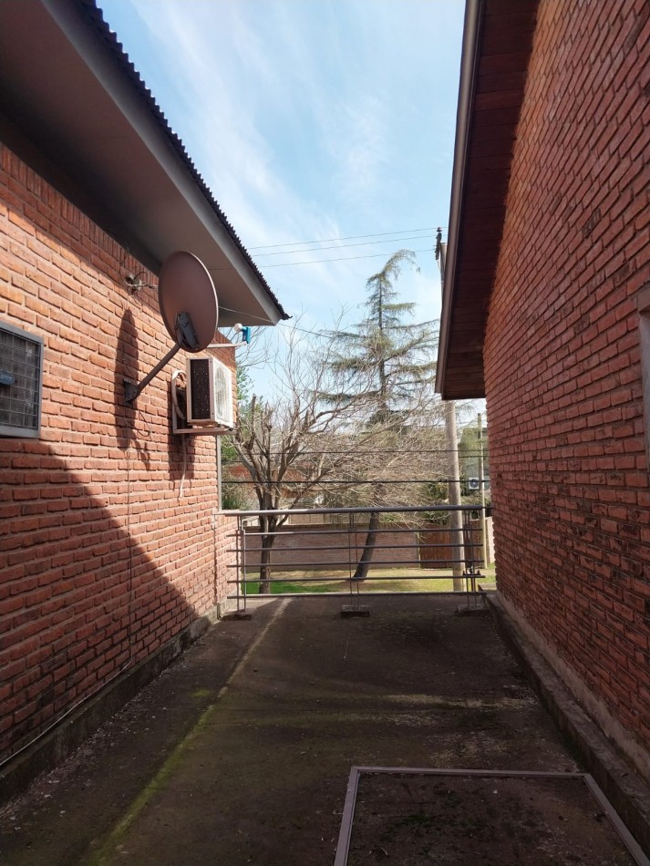 Casa en  2 plantas al frente con parque 3 dormitorios con cochera se escuchan ofertas