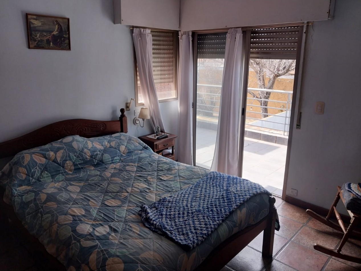 Casa en  2 plantas al frente con parque 3 dormitorios con cochera se escuchan ofertas