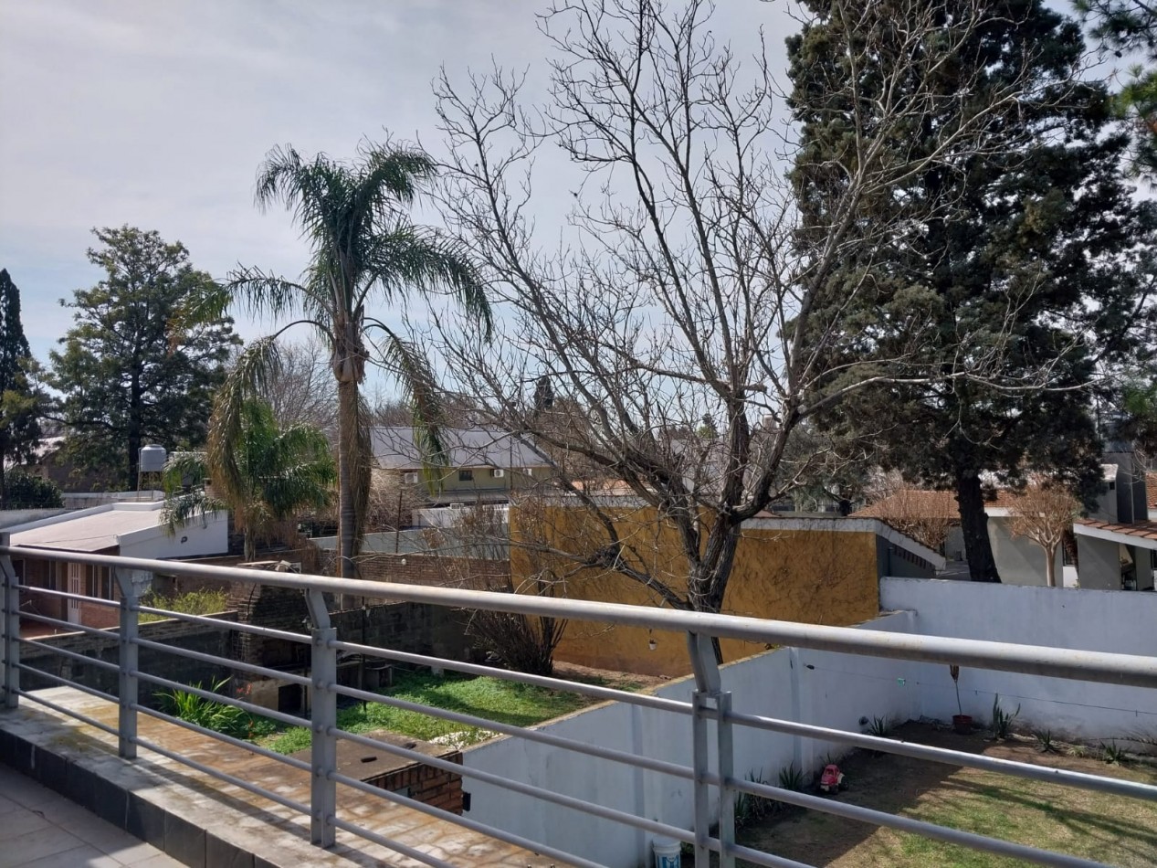 Casa en  2 plantas al frente con parque 3 dormitorios con cochera se escuchan ofertas