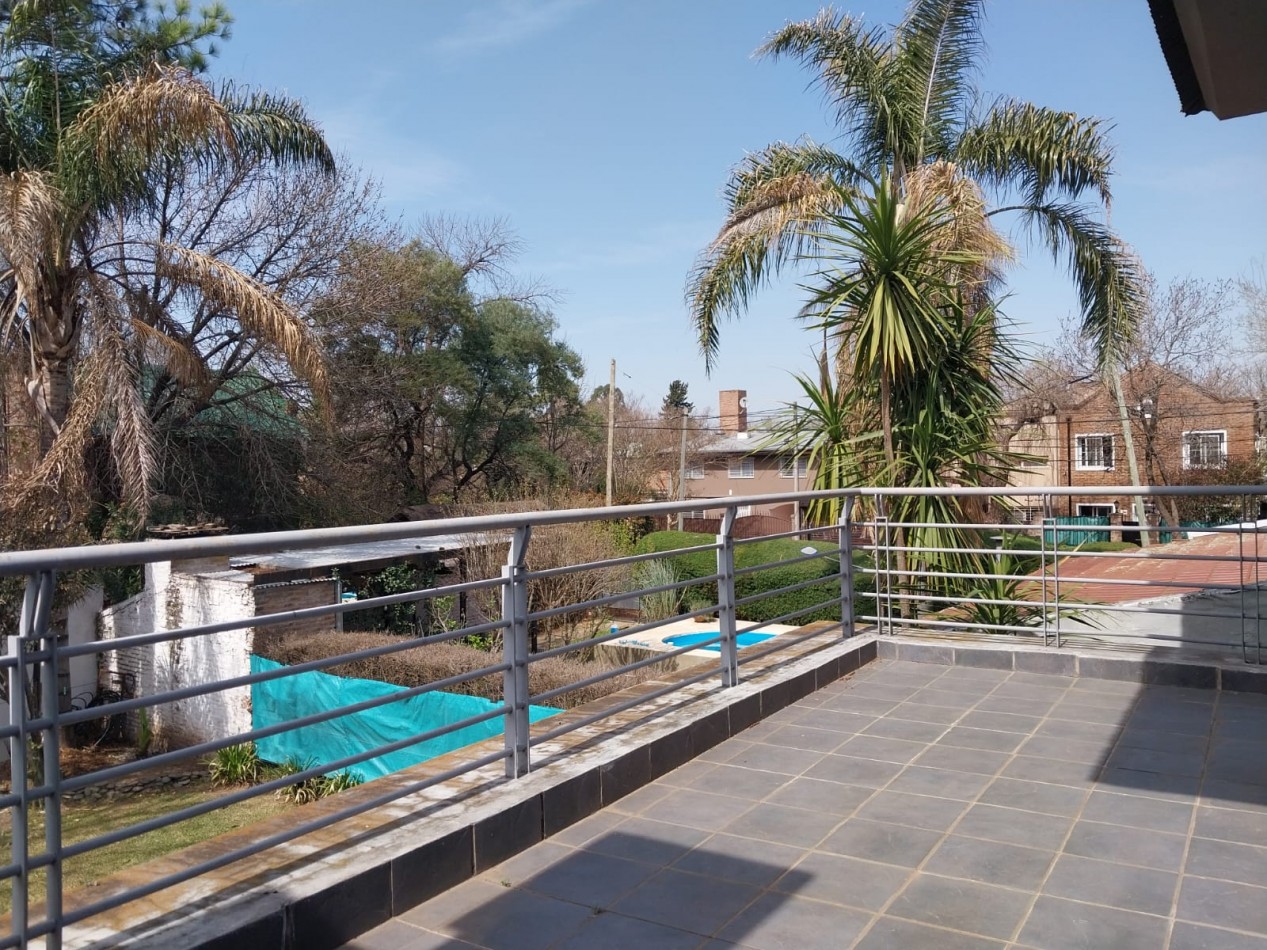Casa en  2 plantas al frente con parque 3 dormitorios con cochera se escuchan ofertas