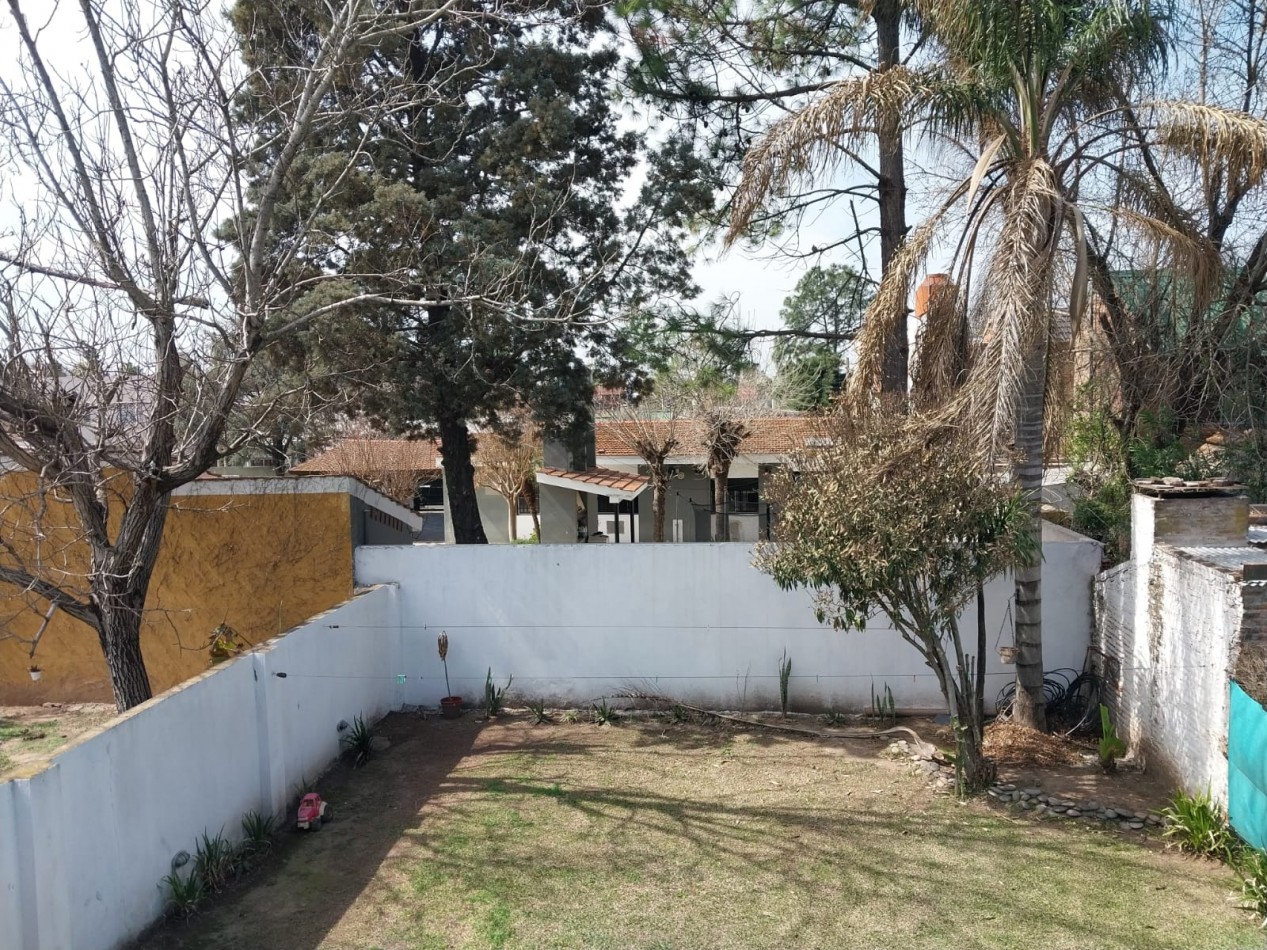 Casa en  2 plantas al frente con parque 3 dormitorios con cochera se escuchan ofertas