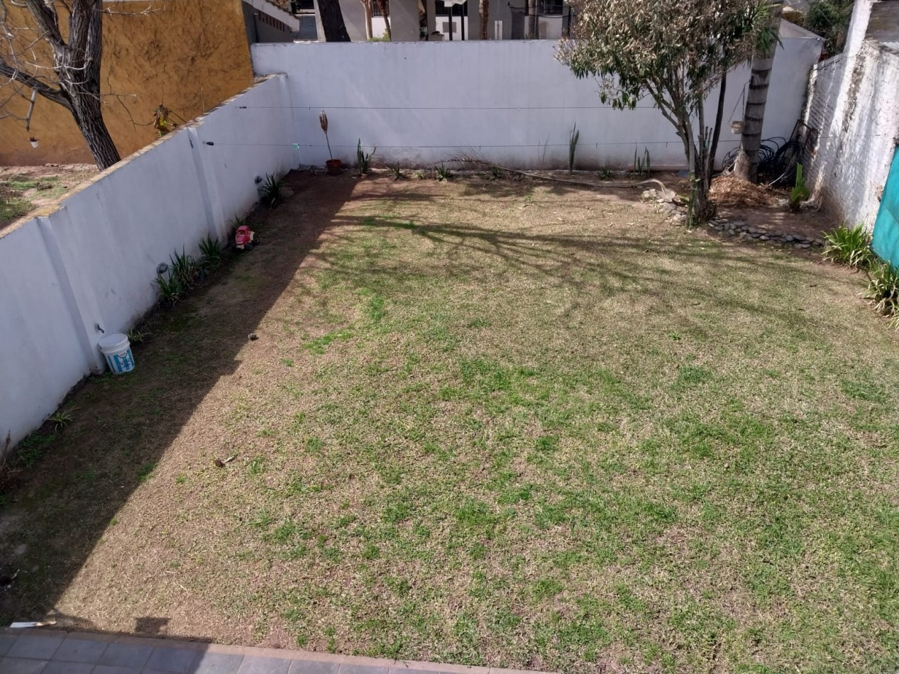 Casa en  2 plantas al frente con parque 3 dormitorios con cochera se escuchan ofertas