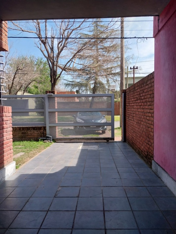 Casa en  2 plantas al frente con parque 3 dormitorios con cochera se escuchan ofertas