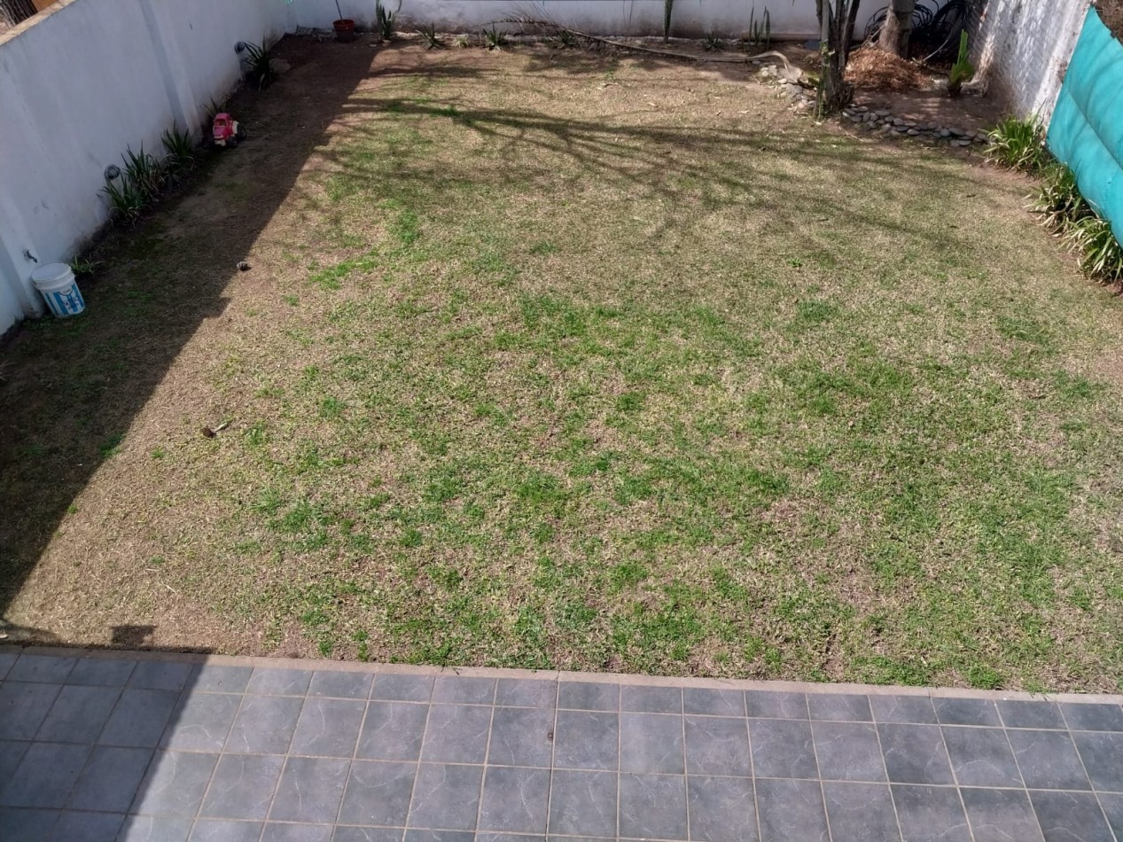 Casa en  2 plantas al frente con parque 3 dormitorios con cochera se escuchan ofertas