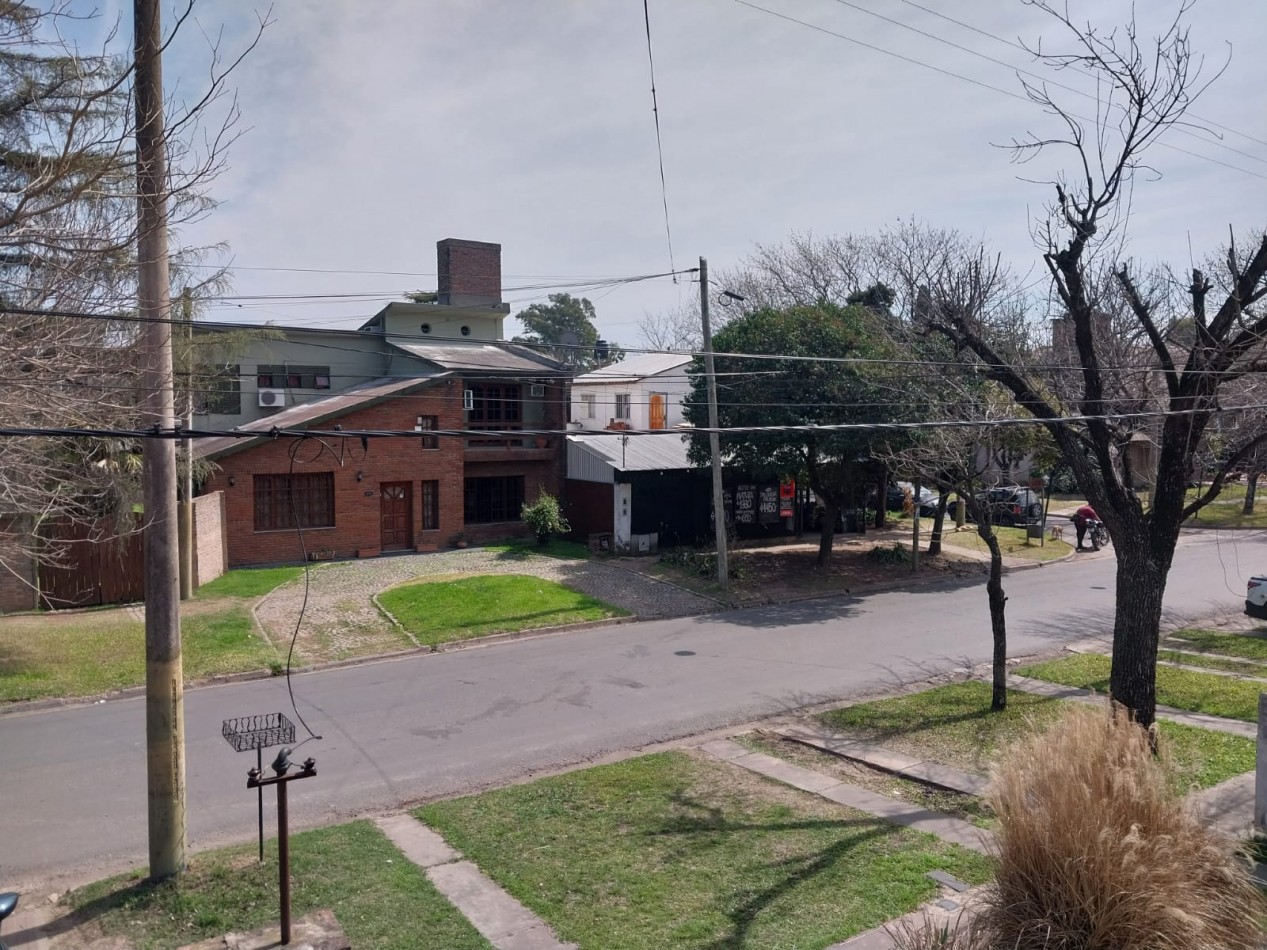 Casa en  2 plantas al frente con parque 3 dormitorios con cochera se escuchan ofertas