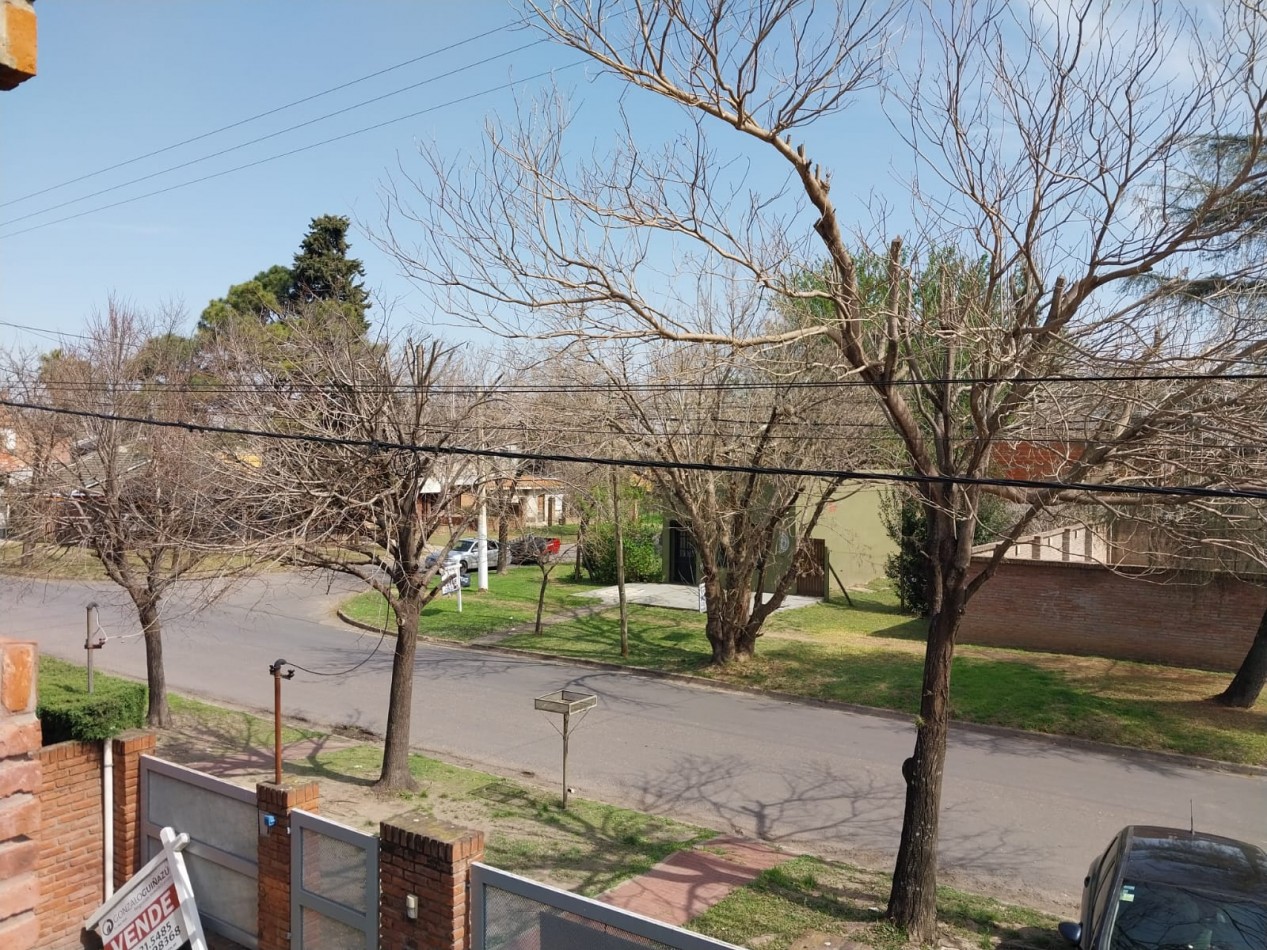 Casa en  2 plantas al frente con parque 3 dormitorios con cochera se escuchan ofertas