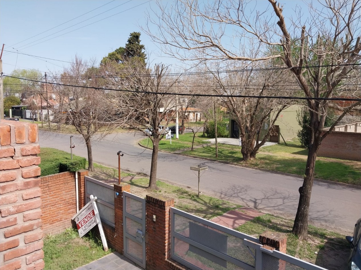Casa en  2 plantas al frente con parque 3 dormitorios con cochera se escuchan ofertas
