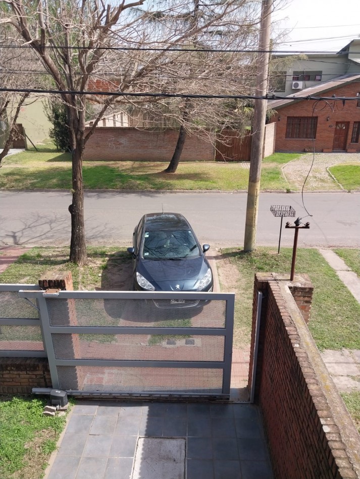 Casa en  2 plantas al frente con parque 3 dormitorios con cochera se escuchan ofertas