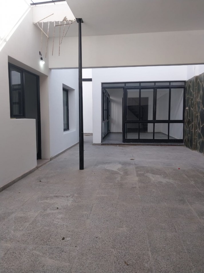 Casa al Frente en 2 Plantas / Local Comercial / Quincho Parrillero / Terraza Zona Norte Reciclada  Nuevo apta credito