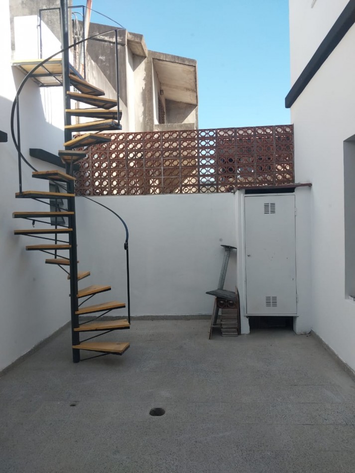 Casa al Frente en 2 Plantas / Local Comercial / Quincho Parrillero / Terraza Zona Norte Reciclada  Nuevo apta credito