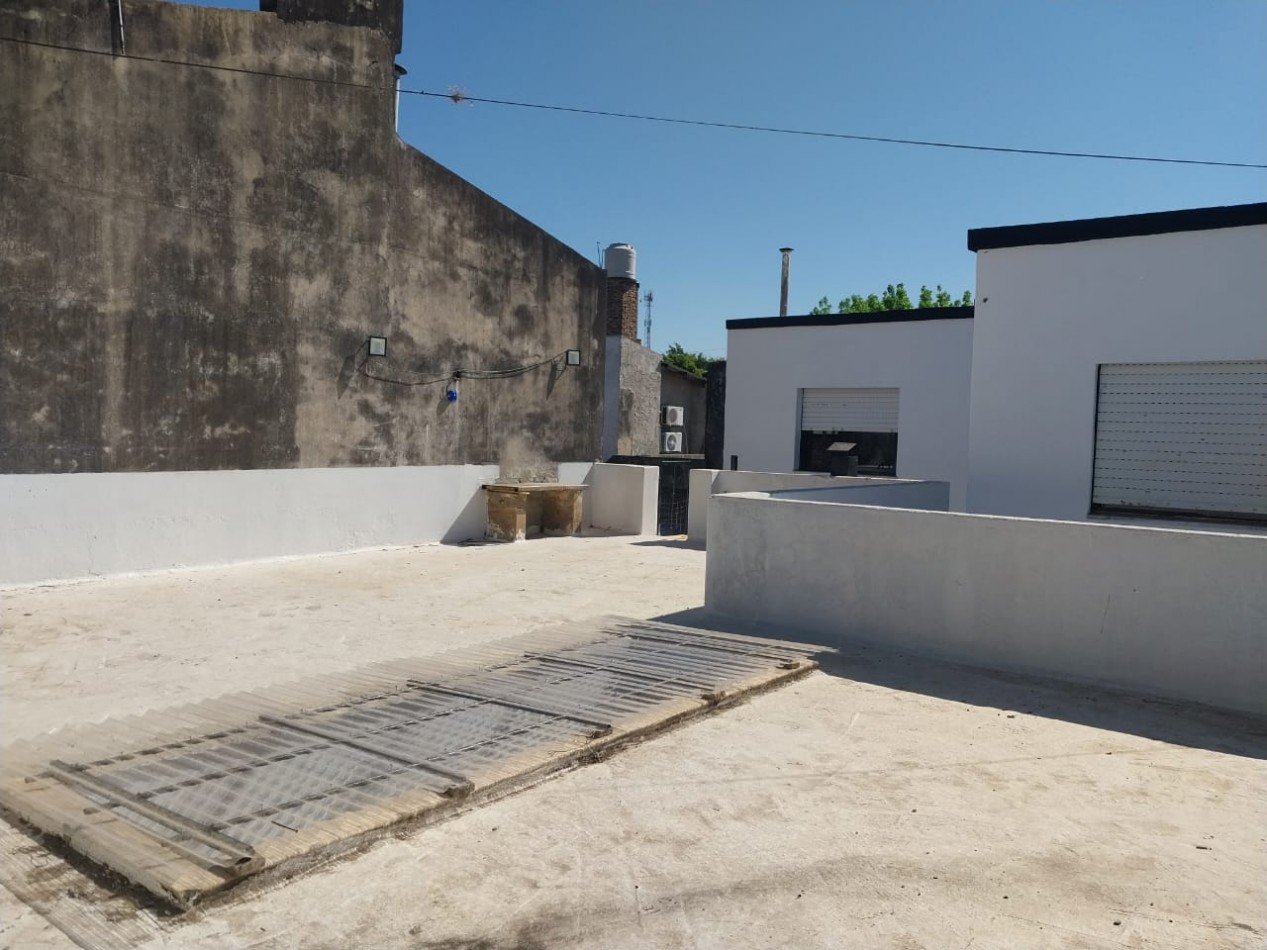 Casa al Frente en 2 Plantas / Local Comercial / Quincho Parrillero / Terraza Zona Norte Reciclada  Nuevo apta credito