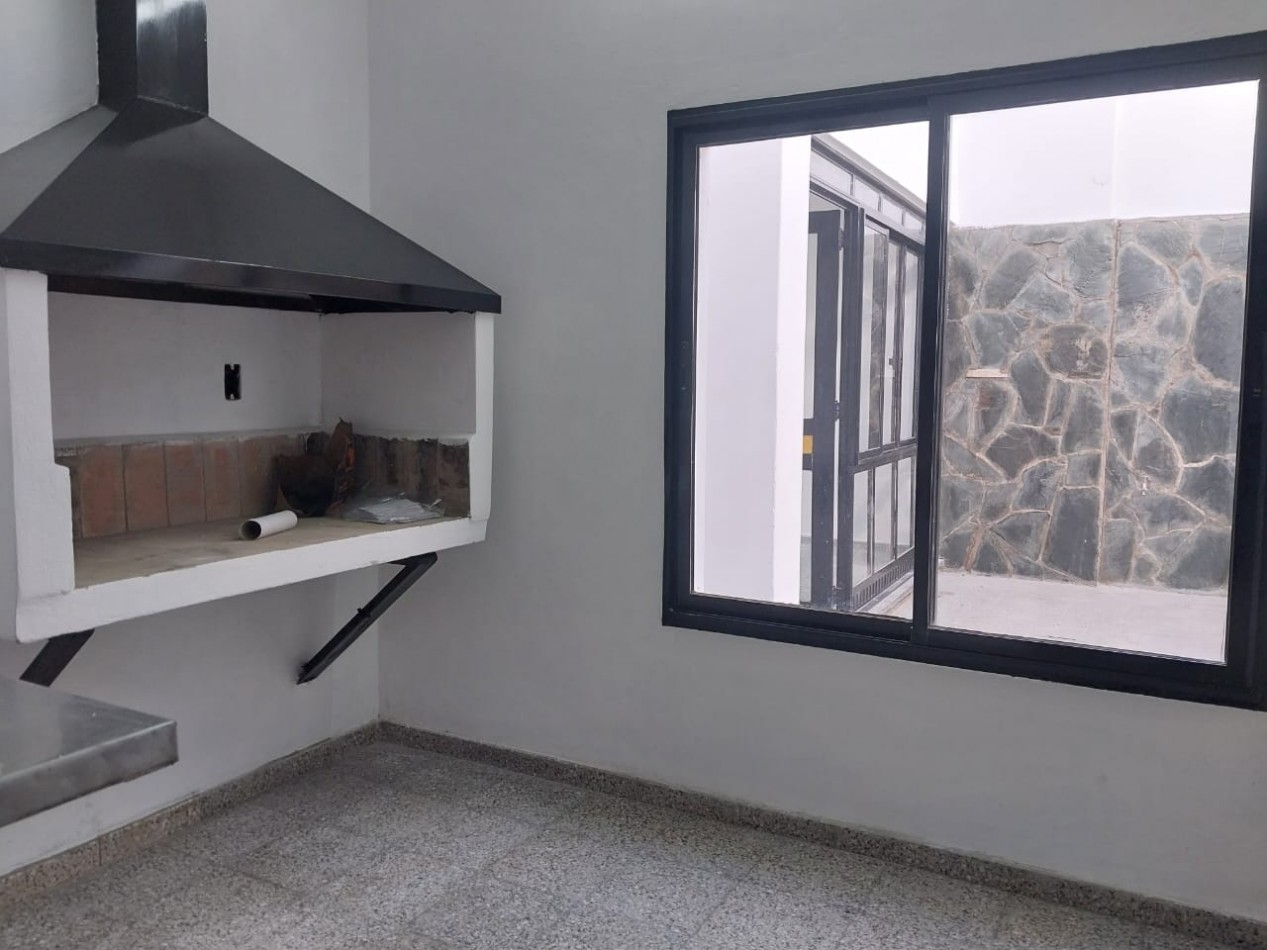 Casa al Frente en 2 Plantas / Local Comercial / Quincho Parrillero / Terraza Zona Norte Reciclada  Nuevo apta credito