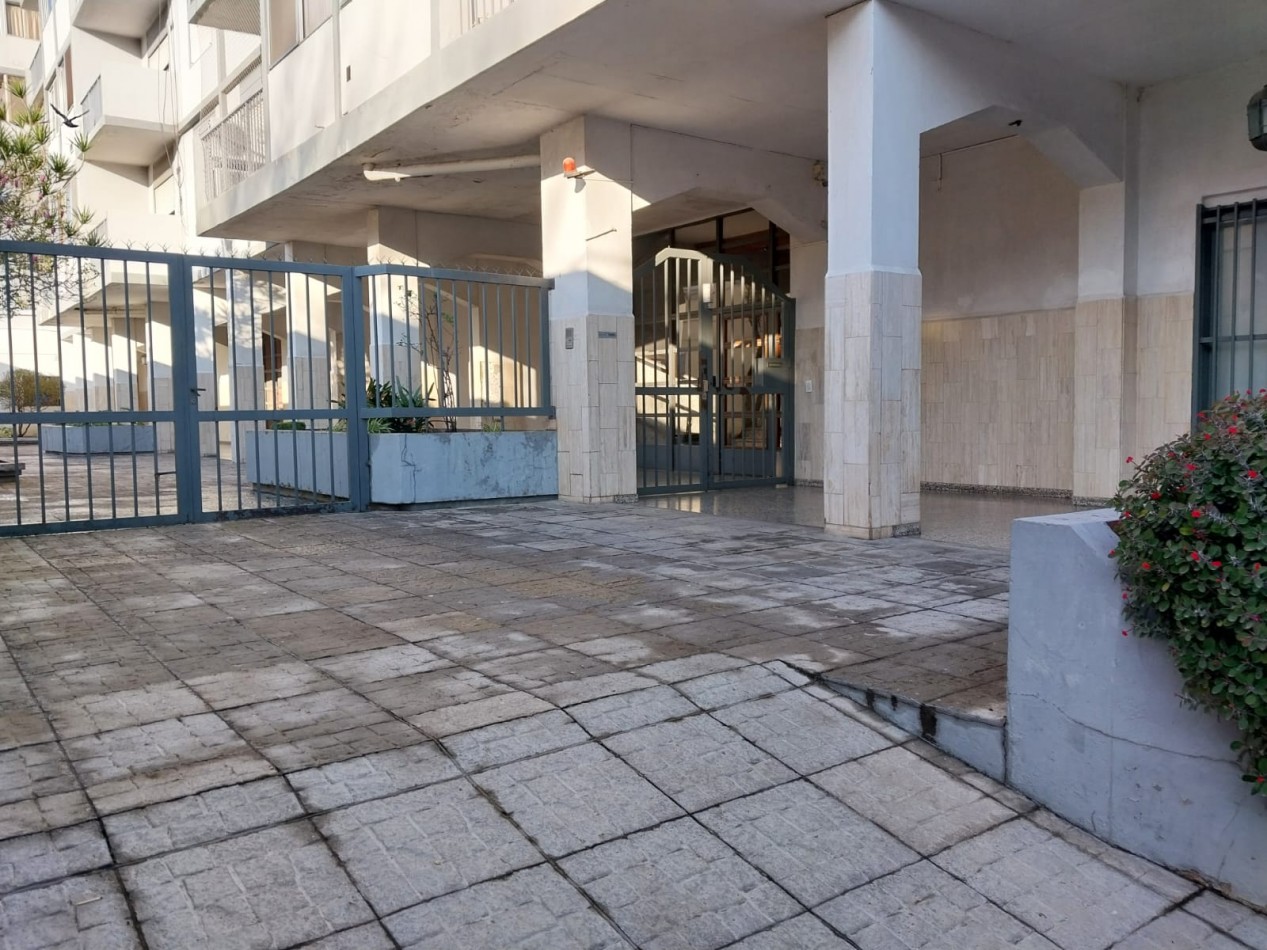 Departamento Semipiso de 3 dormitorios con amplia vista al rio zona de facultades / parque Urquiza. buena rentabilidad.
