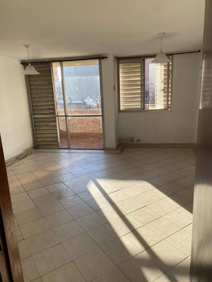 Departamento semipiso exclusivo  2 dormitorios al frente con balcon valor negociable Italia al 1600 semi amoblado 