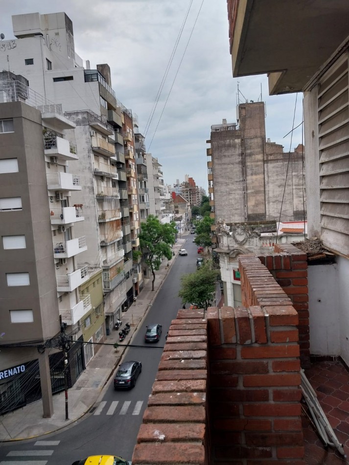 Departamento semipiso exclusivo  2 dormitorios al frente con balcon valor negociable Italia al 1600 semi amoblado 