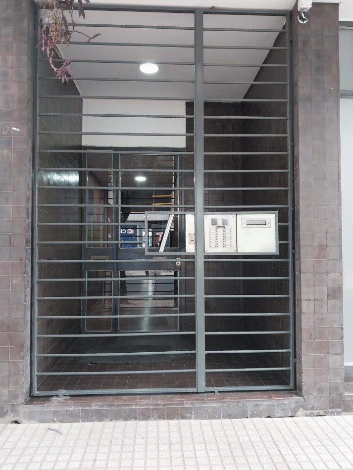 Departamento semipiso exclusivo  2 dormitorios al frente con balcon valor negociable Italia al 1600 semi amoblado 