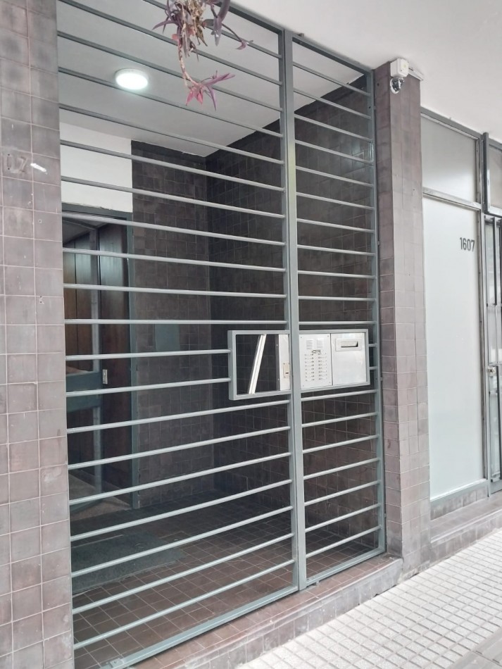 Departamento semipiso exclusivo  2 dormitorios al frente con balcon valor negociable Italia al 1600 semi amoblado 