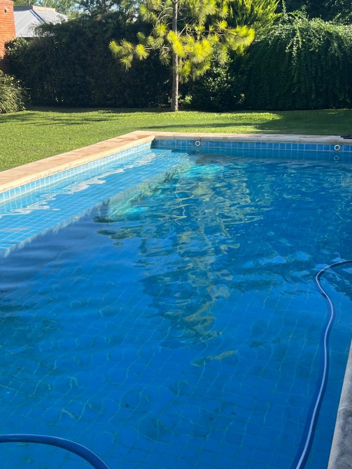 Casa en 2 plantas amoblada 4 dormitorios, quincho,  parque , piscina , cochera para 3 vehiculos cubiertos Funes Town Valor Negociable