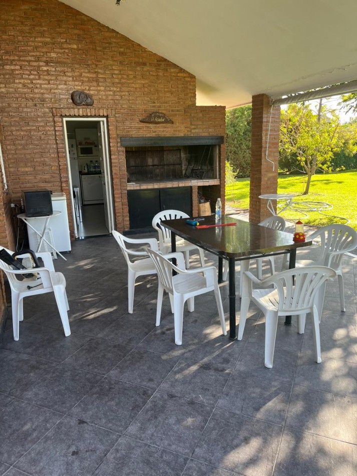 Casa en 2 plantas amoblada 4 dormitorios, quincho,  parque , piscina , cochera para 3 vehiculos cubiertos Funes Town Valor Negociable