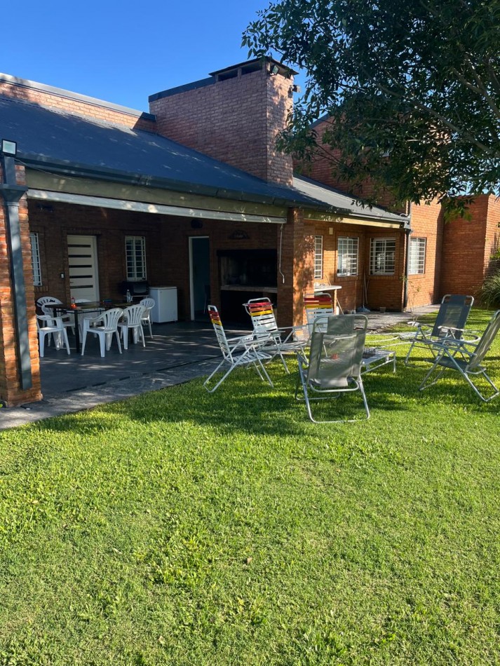 Casa en 2 plantas amoblada 4 dormitorios, quincho,  parque , piscina , cochera para 3 vehiculos cubiertos Funes Town Valor Negociable