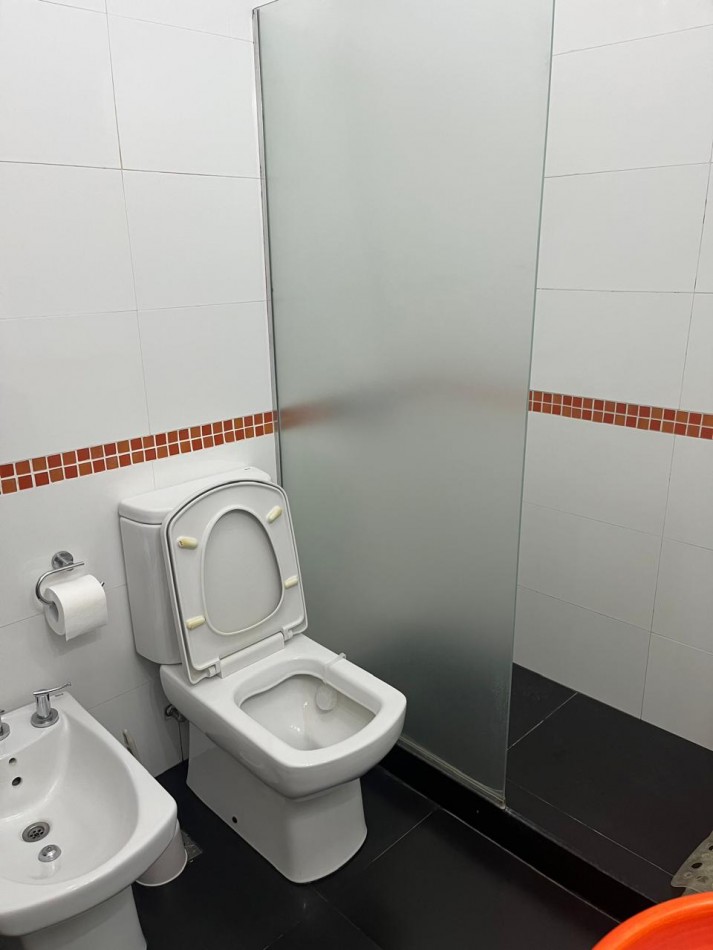 Casa en 2 plantas amoblada 4 dormitorios, quincho,  parque , piscina , cochera para 3 vehiculos cubiertos Funes Town Valor Negociable