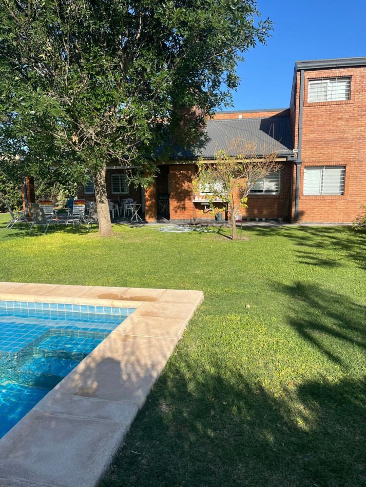 Casa en 2 plantas amoblada 4 dormitorios, quincho,  parque , piscina , cochera para 3 vehiculos cubiertos Funes Town Valor Negociable