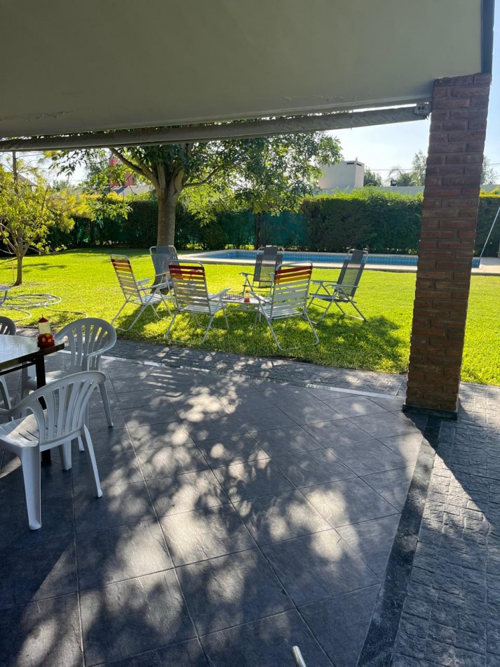 Casa en 2 plantas amoblada 4 dormitorios, quincho,  parque , piscina , cochera para 3 vehiculos cubiertos Funes Town Valor Negociable